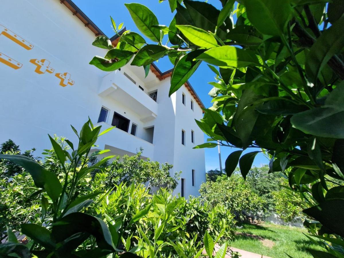 Hotel Vila C Plus Plus Berat Exteriör bild