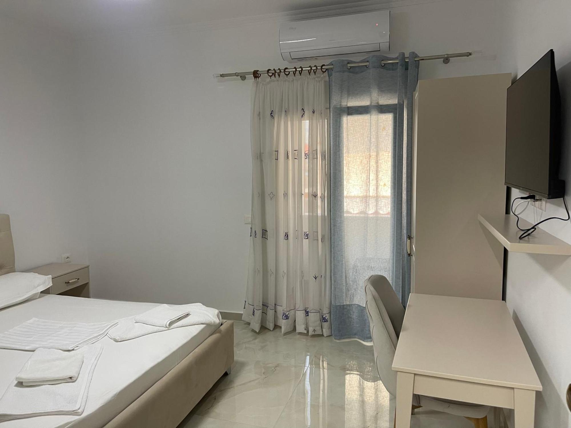 Hotel Vila C Plus Plus Berat Exteriör bild