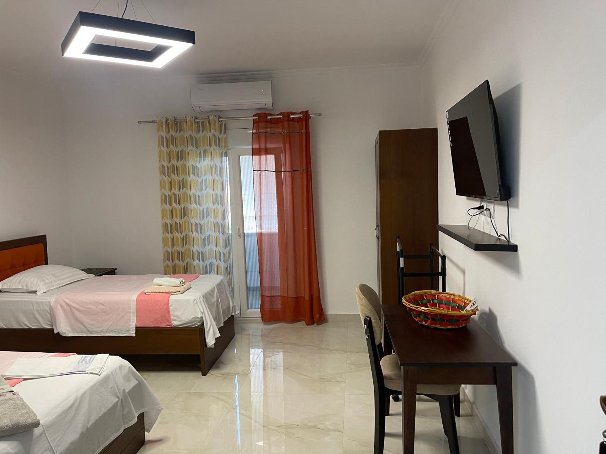 Hotel Vila C Plus Plus Berat Exteriör bild