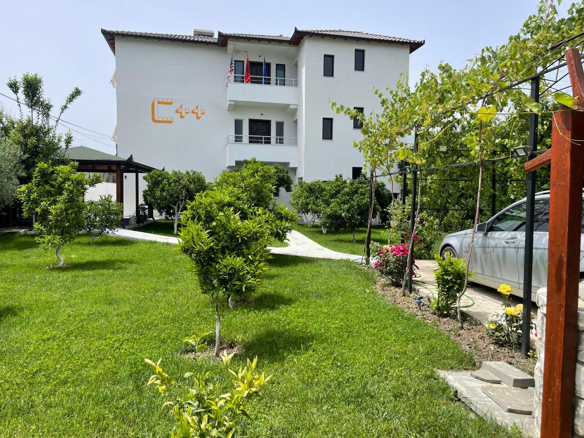 Hotel Vila C Plus Plus Berat Exteriör bild