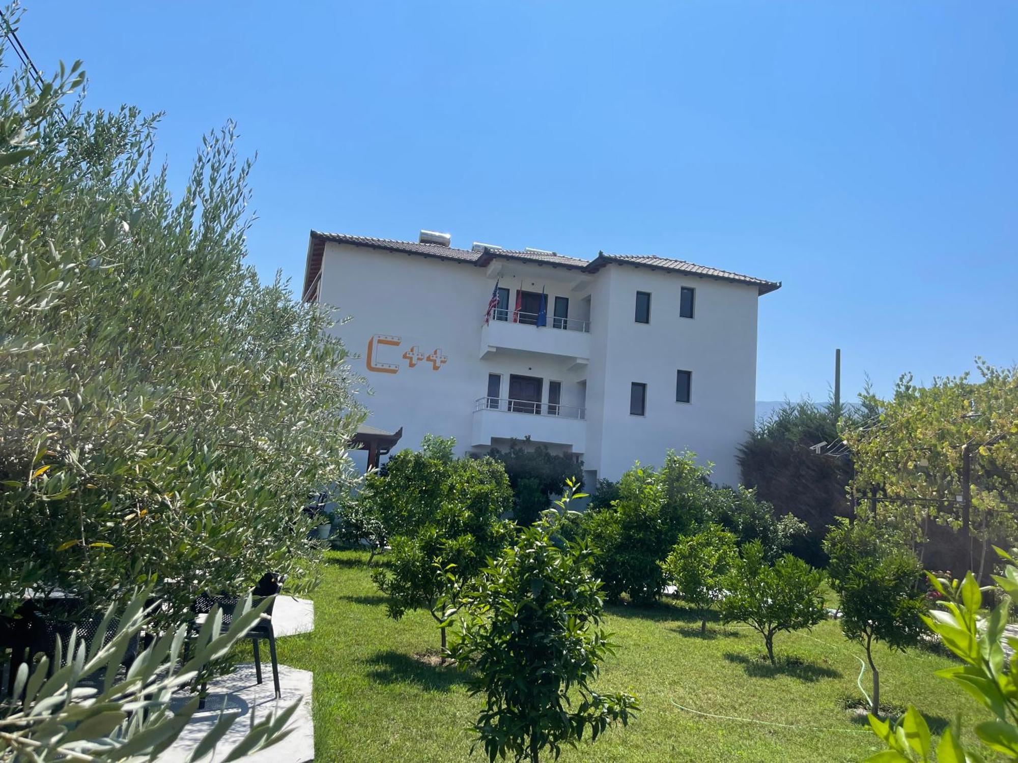 Hotel Vila C Plus Plus Berat Exteriör bild